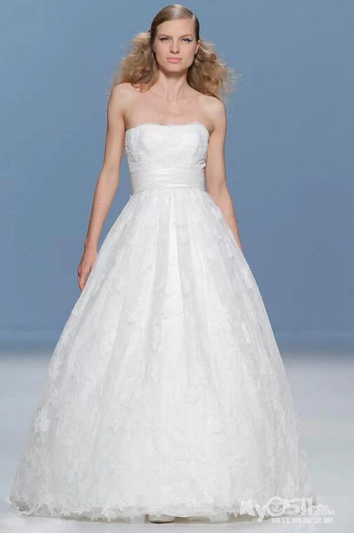 <em>新娘子</em>,你知道如何将<em>发型</em>和婚纱完美搭配吗? 