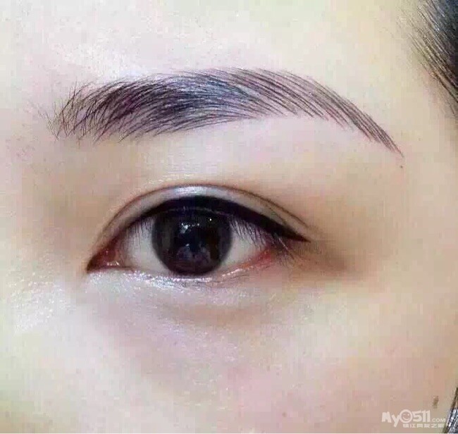 半永久美瞳线,是使用机器在睫毛之间与结膜内