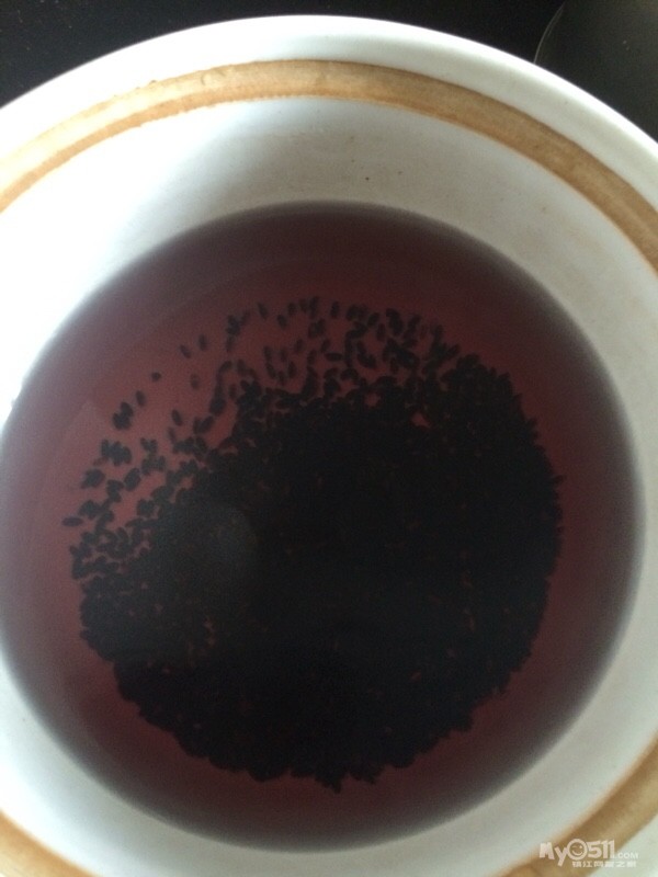 黑米褪色是否可以放心食用,真黑米与假黑米的