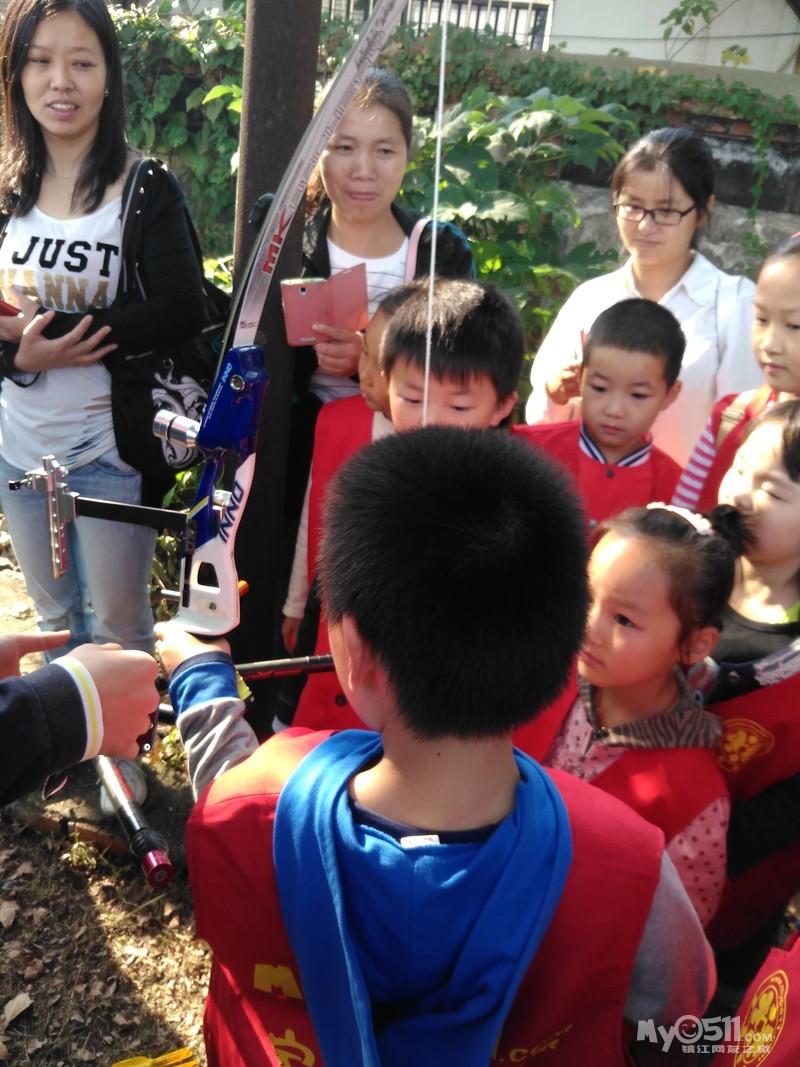 童眼看镇江之走进体校--火遍镇江<em>红马甲</em>,体校馆