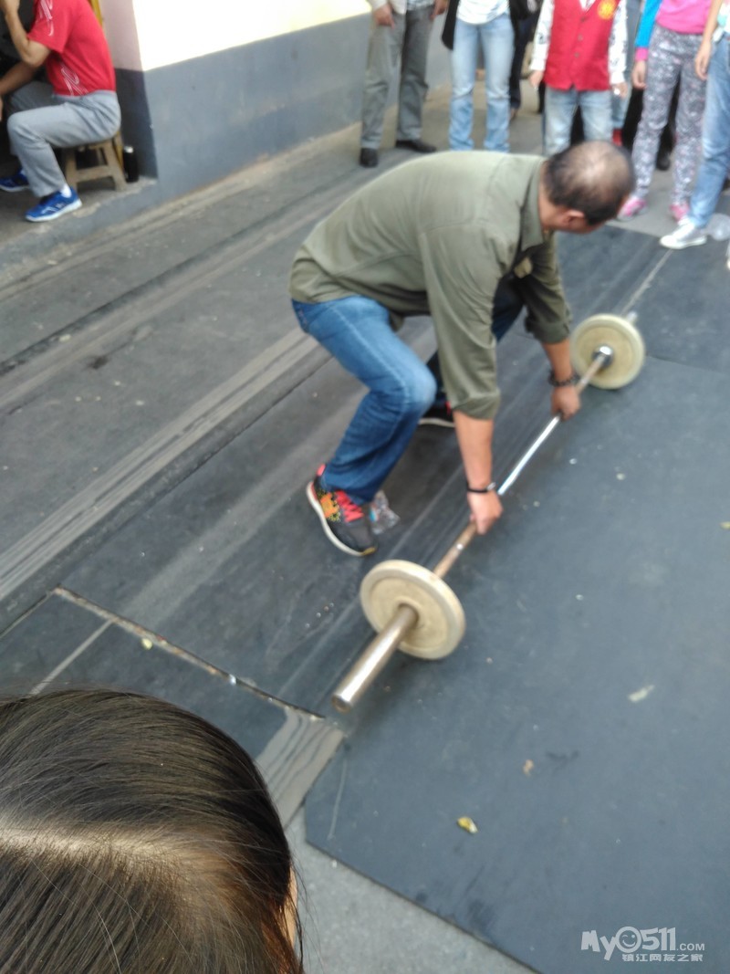 童眼看镇江之走进体校--火遍镇江<em>红马甲</em>,体校馆