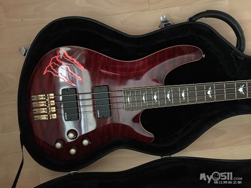 出一把美国SCHECTER电贝司和HARTKE专业