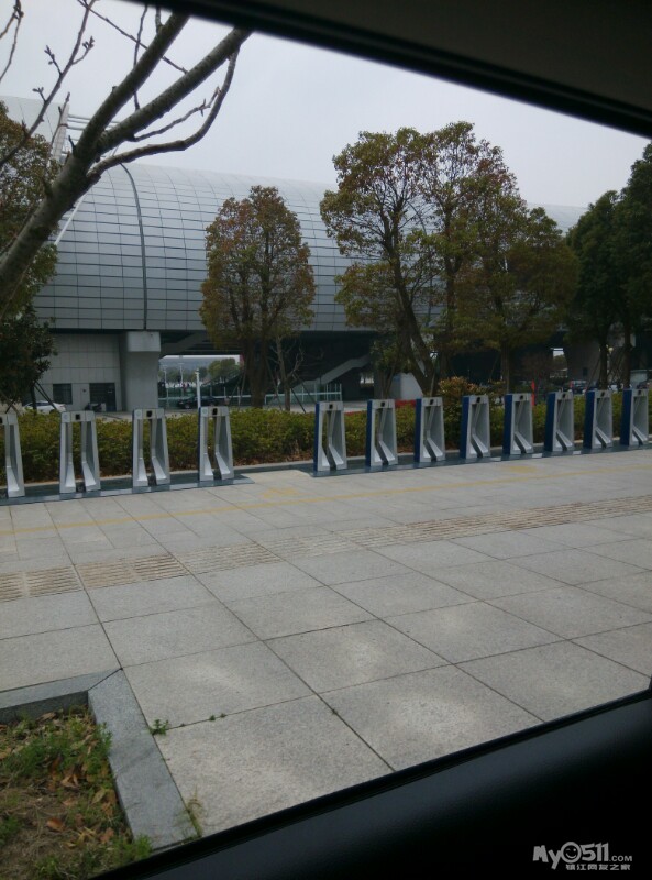 今天来丹徒新区接人,看到一群苏北口音的拉客