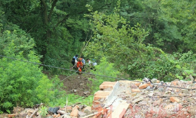 常州一对驴友被困茅山中 消防员用绳索救援 -