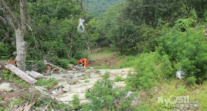 常州一对驴友被困茅山中 消防员用绳索救援 -