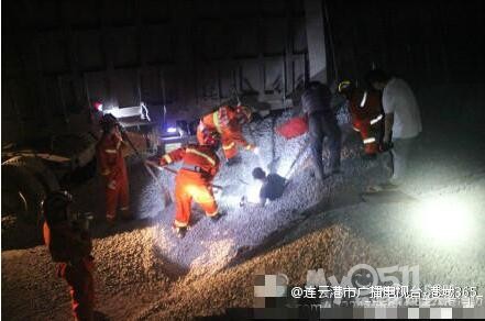 车厢石子瞬间倾泻一工人被埋 消防成功营救人