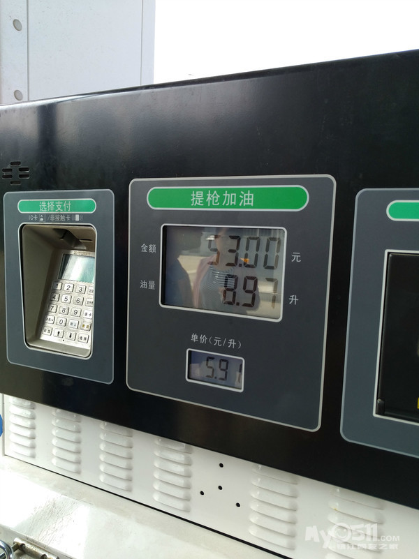 镇江铭基对面中石化加油站加油玩鬼把戏被揭穿