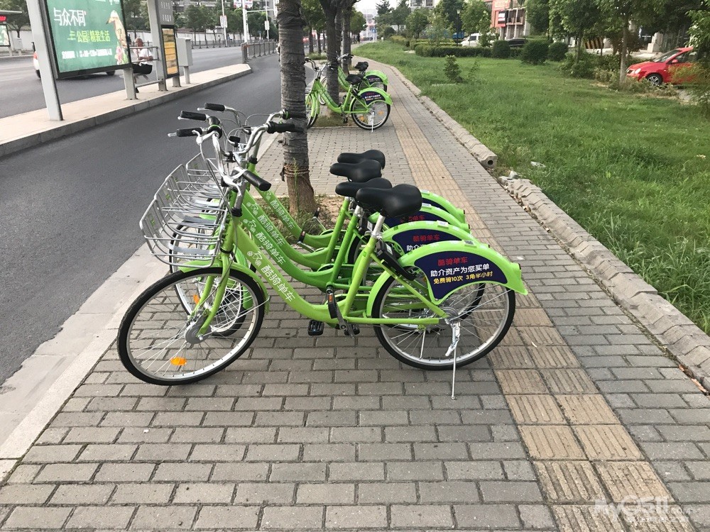 在焦山路人行道看到一排酷骑单车 - 百姓话题 