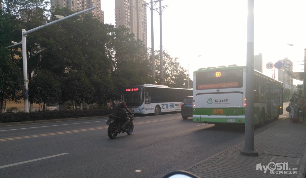 黑人骑无牌摩托车,没人管吗? - 百姓话题 - 梦溪