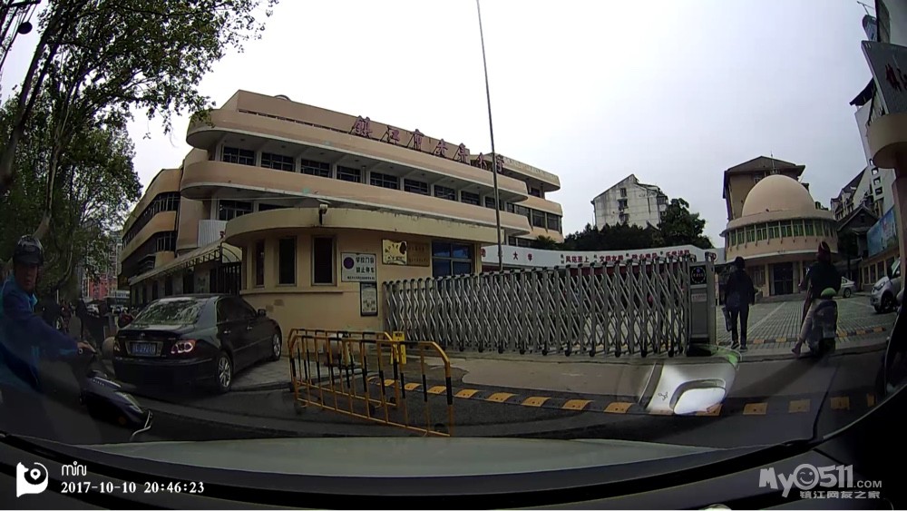 想问问大家这老家伙怎么好意思理直气壮敲窗子