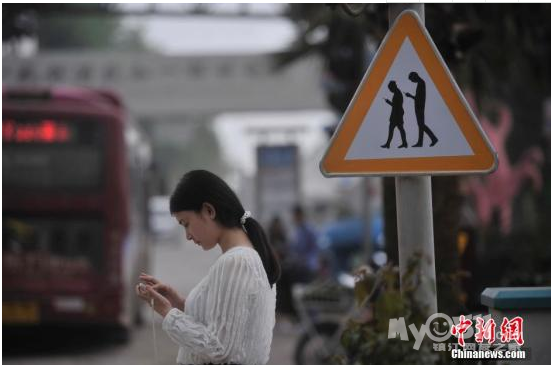 小学生作文吐槽父母:你就会玩手机,快成手机的