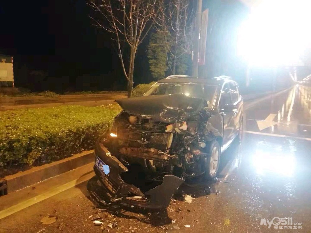 10晚上雨天,大港兴港东路,交通事故,现场车损严重,不见驾驶员踪影.