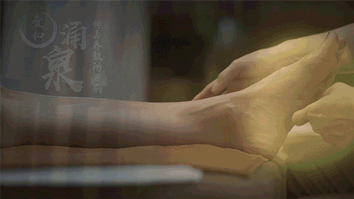 一扣涌泉穴,点压到身体各个反射区,排出身体内的脏东西,从头至脚,全身