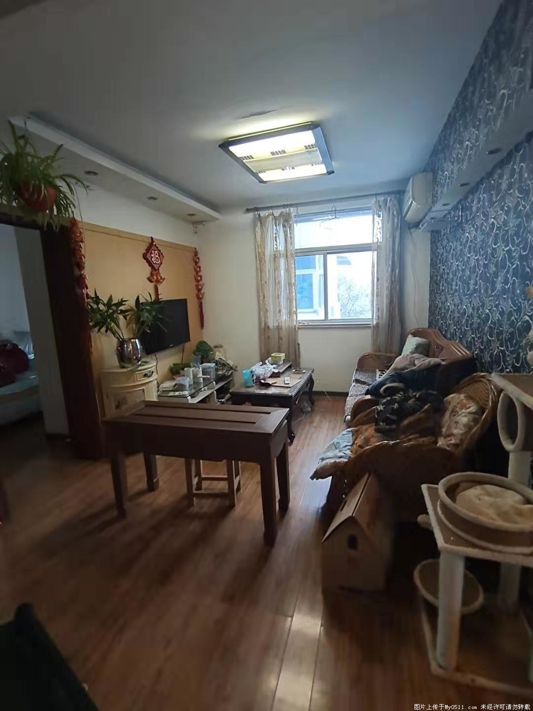 所在区域:花山湾 具体位置:Z 花山湾 京口实小外国语 精装修三室 明厅 所属小区:花山湾六区 房屋户型:三室二厅 房屋类型:多层住宅 房屋性质:商品房 建筑结构:砖混结构 装修程度:新装修 房龄:20年-30年 楼层:所在楼层:5层 / 总楼层:6层 建筑面积:79 m