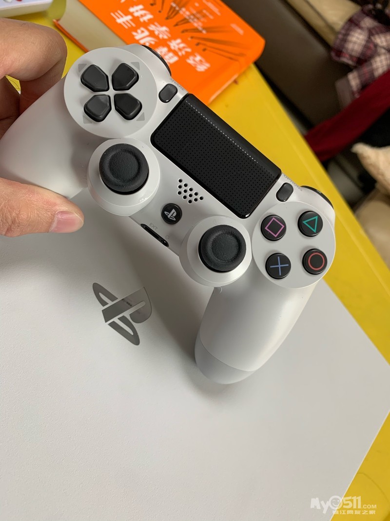 ps4pro白色港版(主机,手柄成色都非常好)