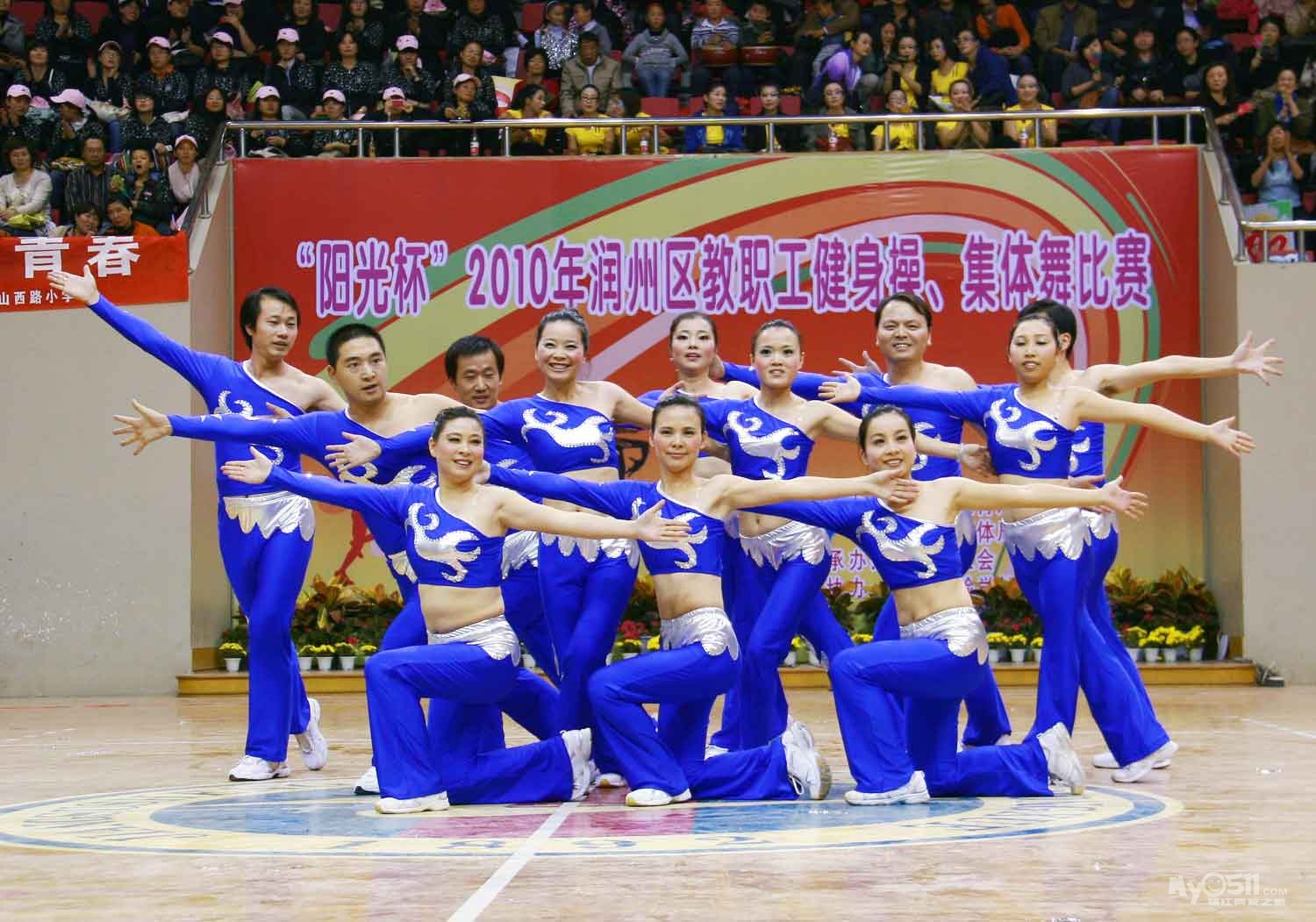 健美操比赛场地 1010242023e38018775bdc4615.jpg