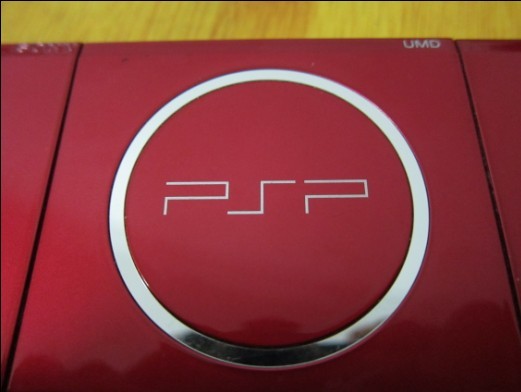 转让9成新红色psp3000一台带配件(1300不刀了)