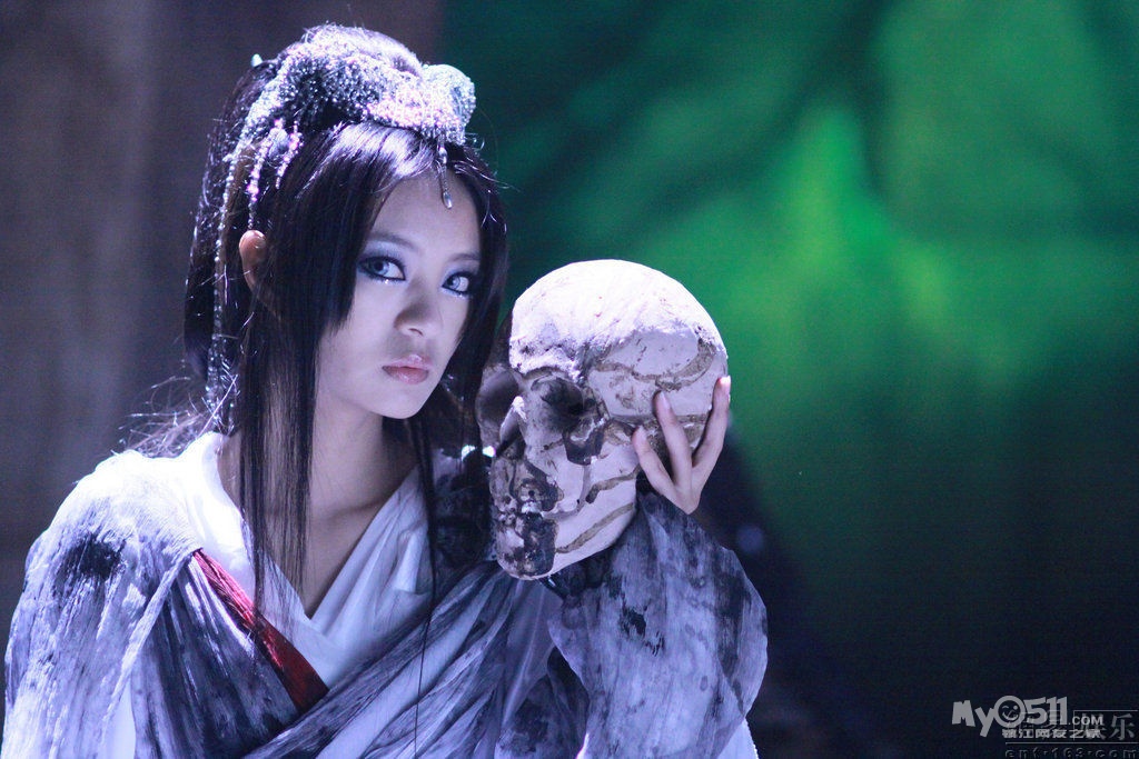 被安以轩演的白骨精抓的去,别说吸我的血了,让我死都可以.