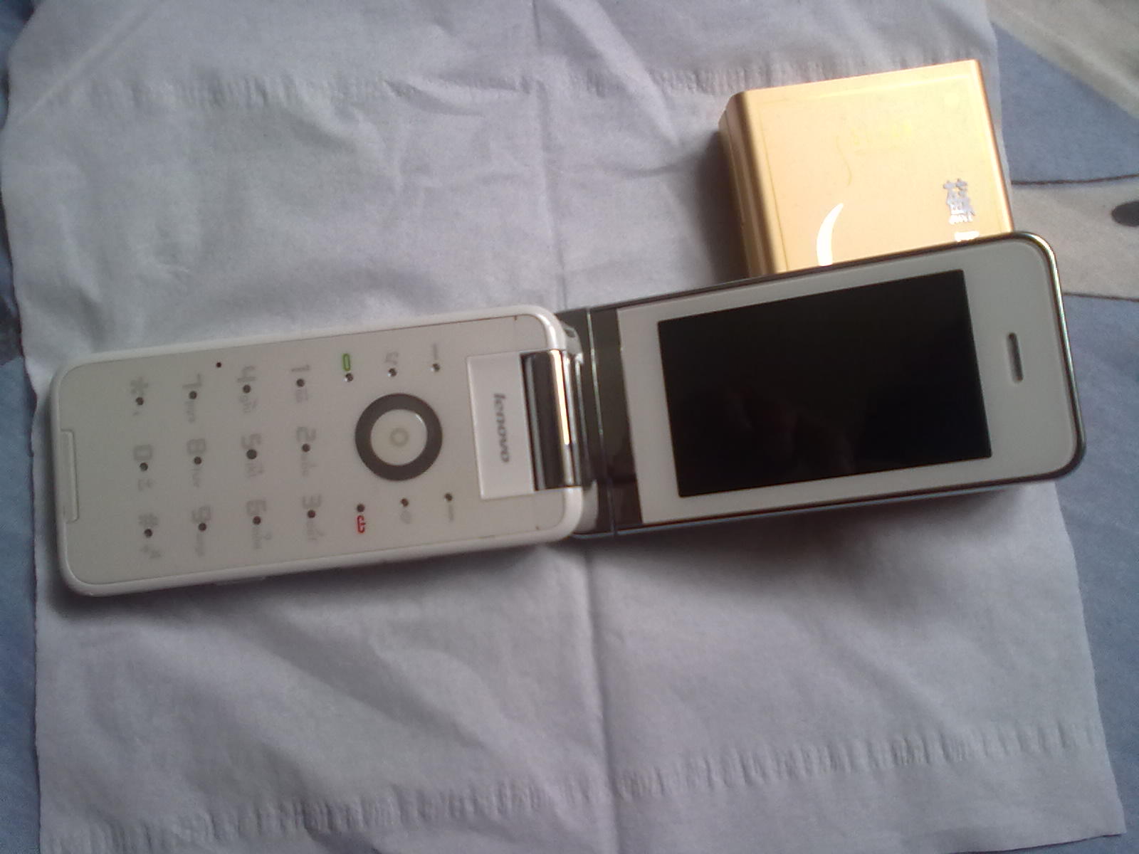 出或换白色翻盖旋转手机 联想s700 自刀了下 已上图(速度咯)