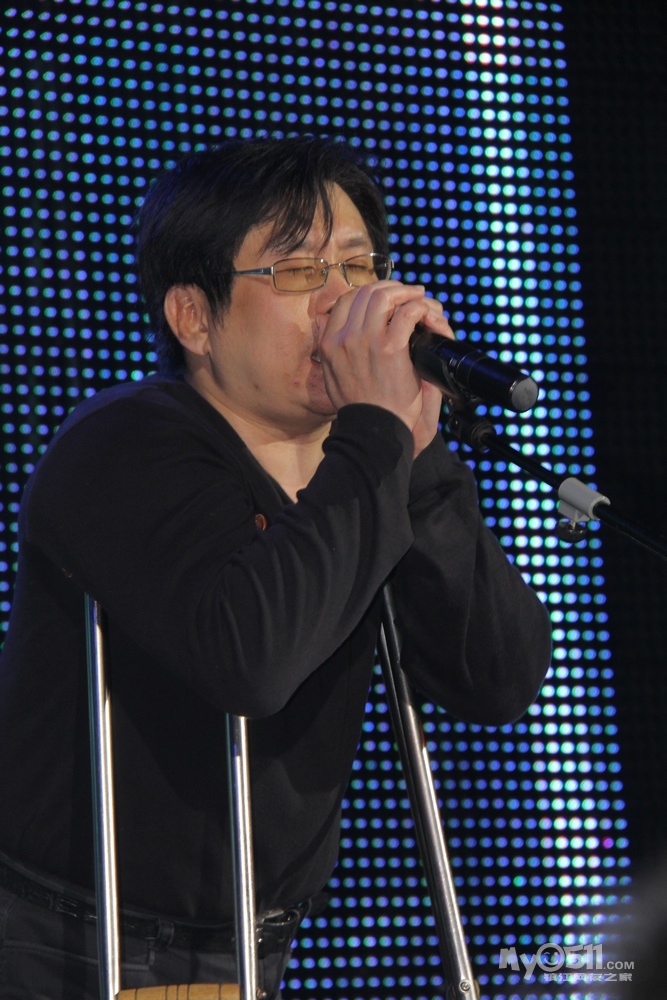 励志歌手郑智化来镇献歌(图片)