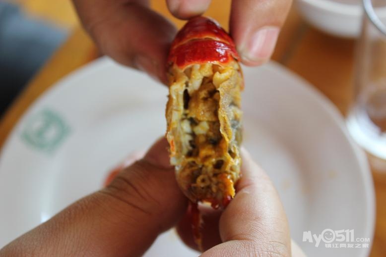 先扒个大龙虾&nbsp; &nbsp;味道还可以&nbsp;&nbsp;虾壳子很软的