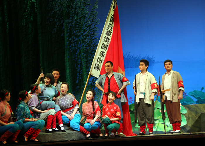 湖北省歌舞剧院21日晚在镇江成功演出大型经典歌剧《洪湖赤卫队》(有