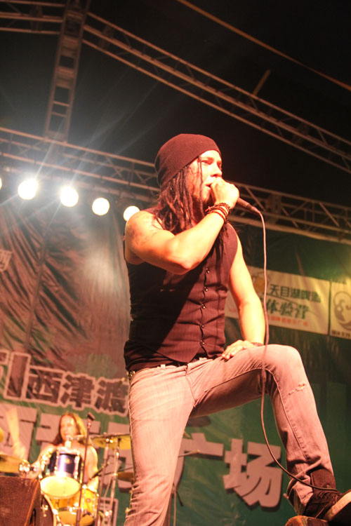 话说,dengel乐队的美女键盘手潘赫,还是不错的,很淡定,   第三支乐队