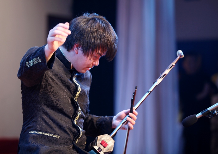 10月29日晚青年二胡演奏家万亿在市少年宫演出镜头