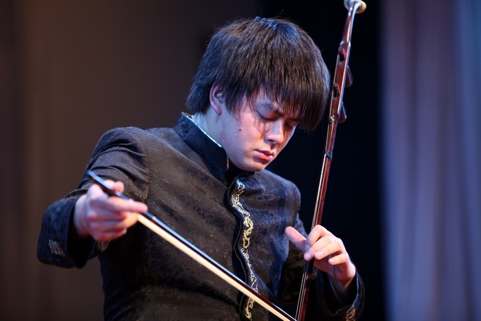 10月29日晚青年二胡演奏家万亿在市少年宫演出镜头