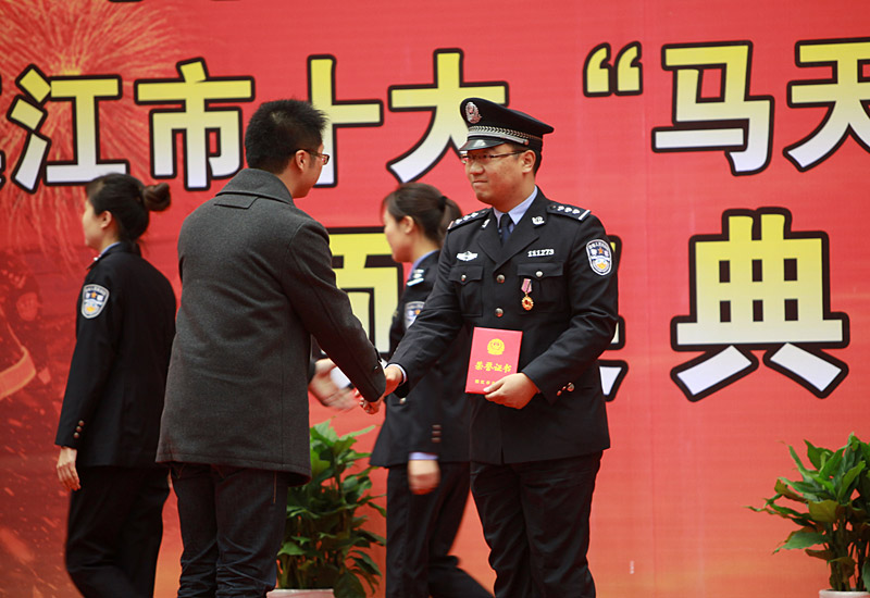 镇江市十大"马天民"式爱民警察评选颁奖典礼-今日话