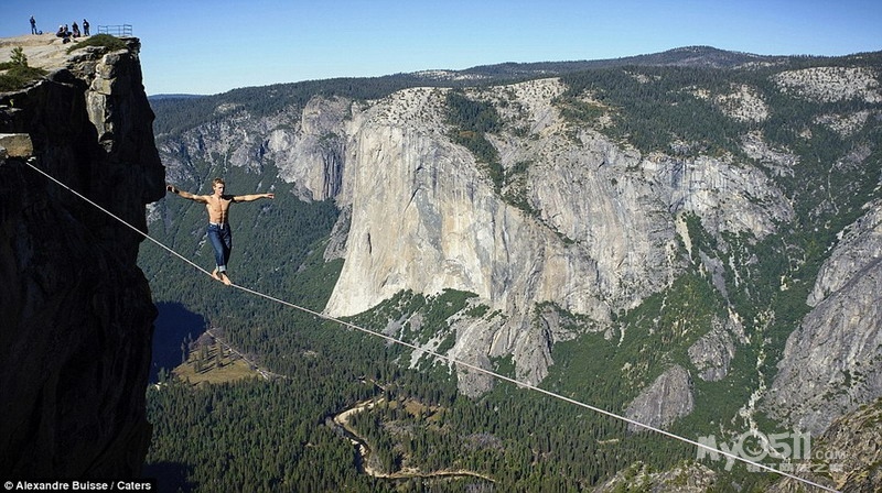 "钢丝超人"徒手漫步近千米高空