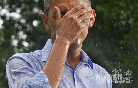 奥巴马大雨中拉票演讲被淋成落汤鸡 (图)