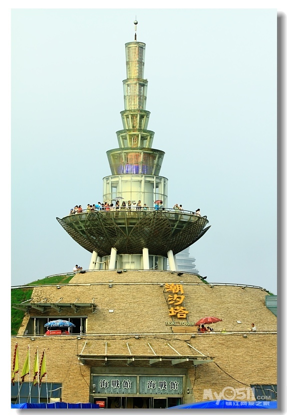 这个塔叫做潮汐塔是显示海水位置的,兰色的越高就说明海水的水位越高