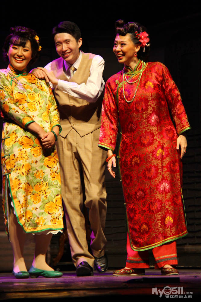 话剧《四世同堂》来镇上演剧照