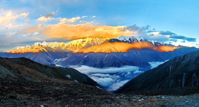 贡嘎神山奇观-----日照金山