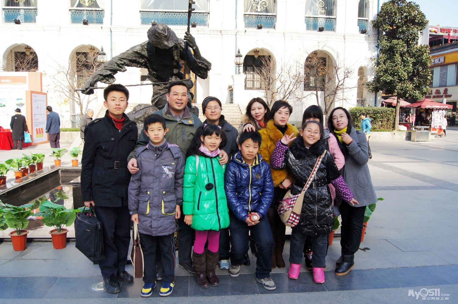 乐老师与弟子,何琼和苏州来参加讲座的安亭,寒竹等在崇安寺阿炳塑像