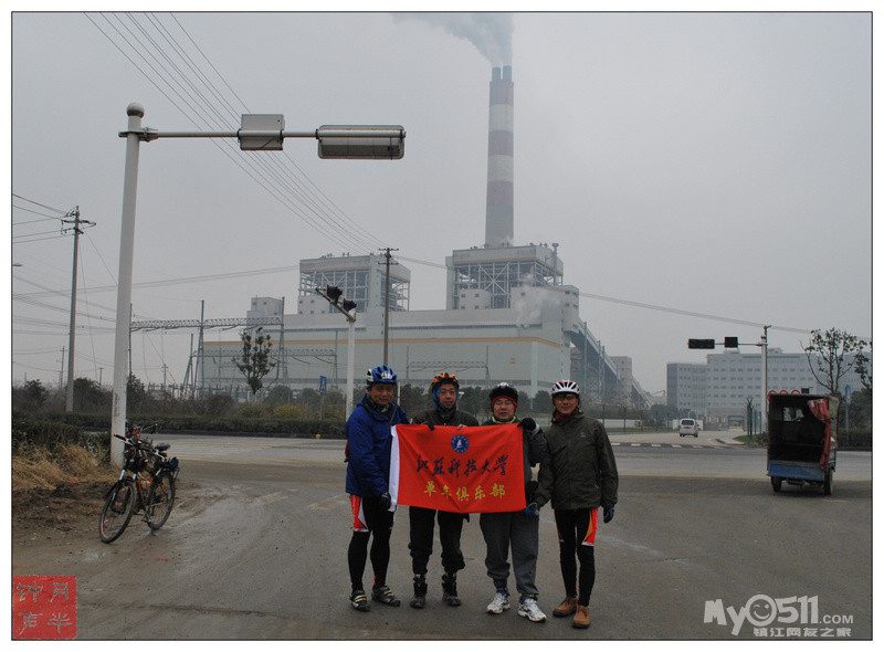 在高资电厂门前合影