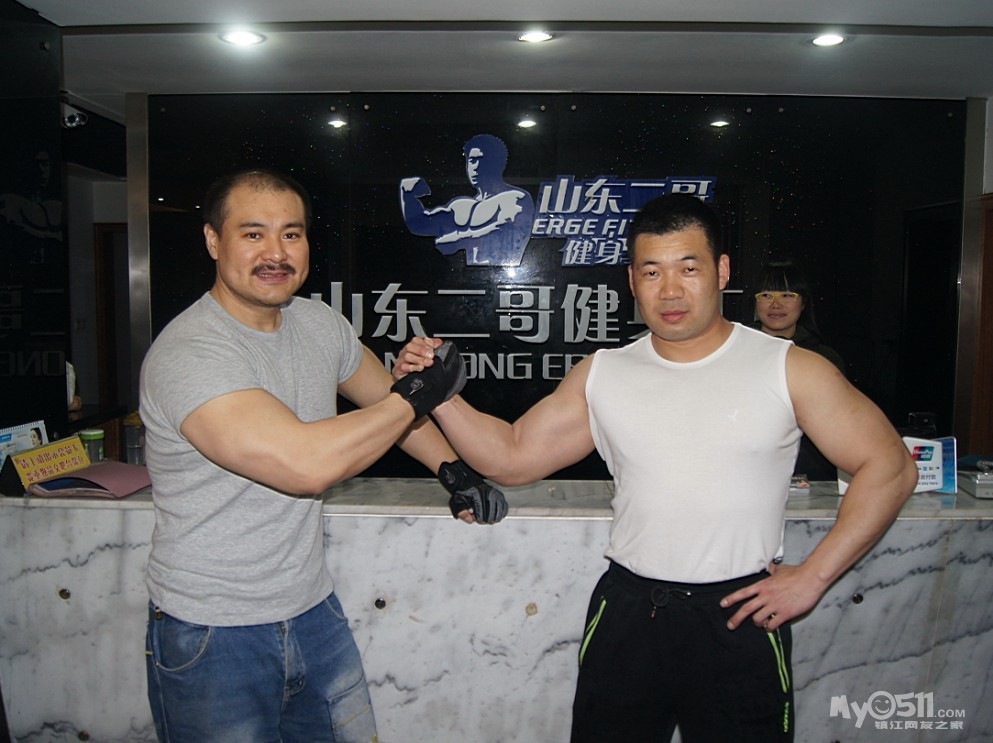 "李逵" "张飞" 20 日游玩金山寺 ,和 "山东二哥" 比肌肉 (图)