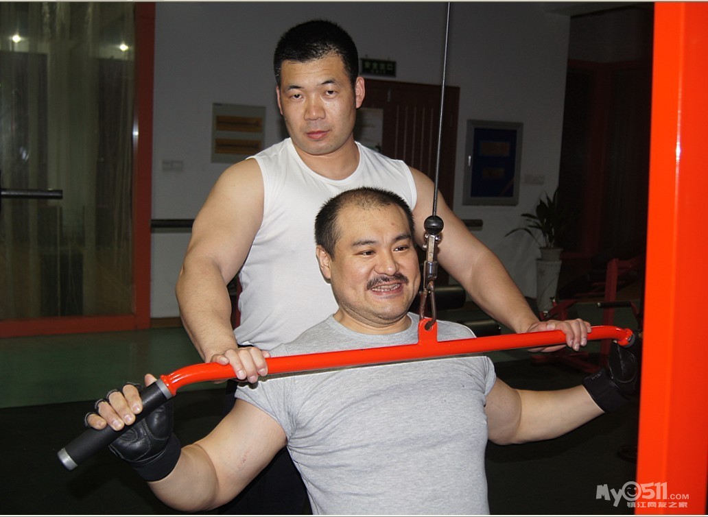 "李逵" "张飞" 20 日游玩金山寺 ,和 "山东二哥" 比肌肉 (图)