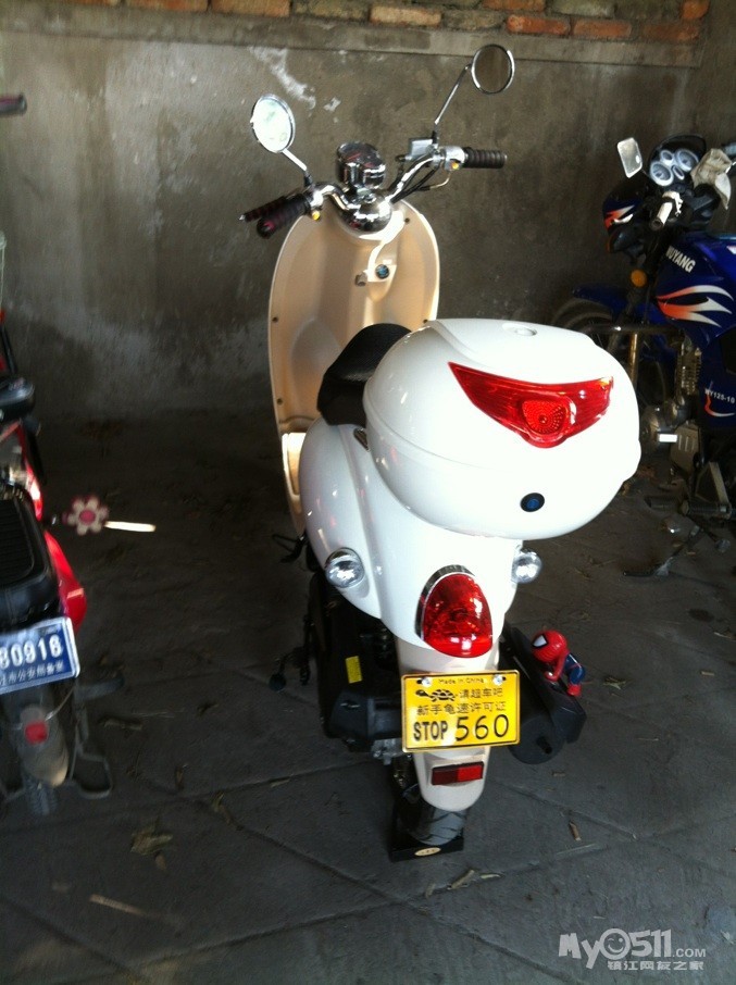 出售白色小龟王助力摩托车一台 八成新
