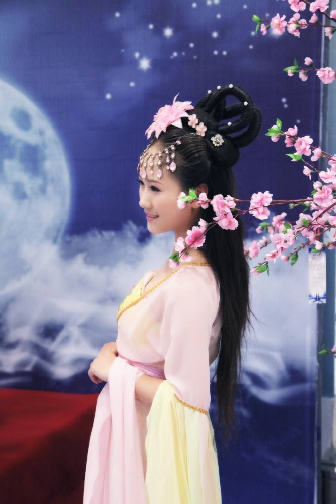 小美女大弹古筝--溜 古装苑真人走秀--展