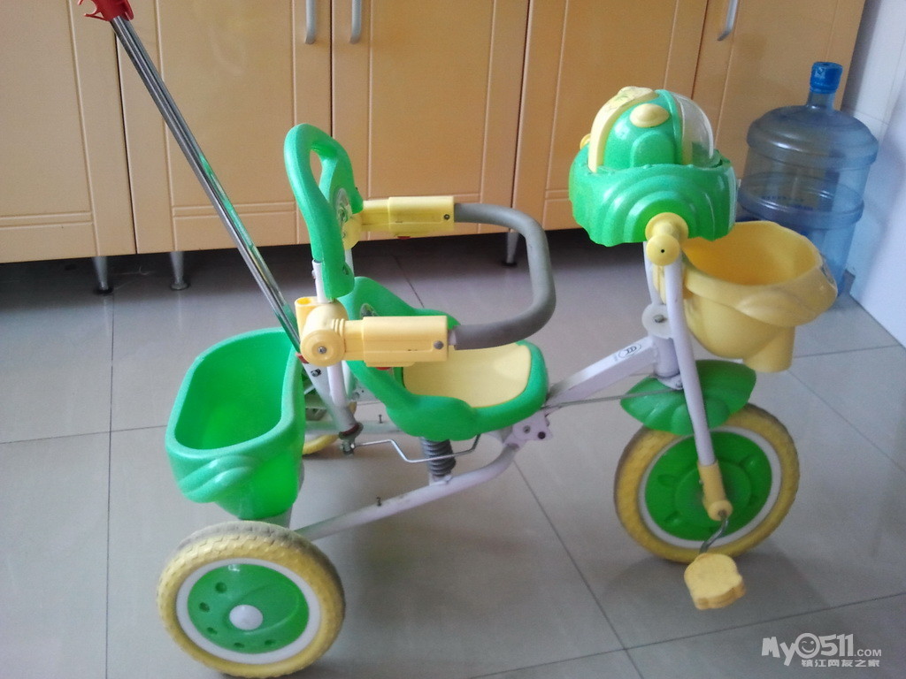 出一辆8成新好来喜三轮童车