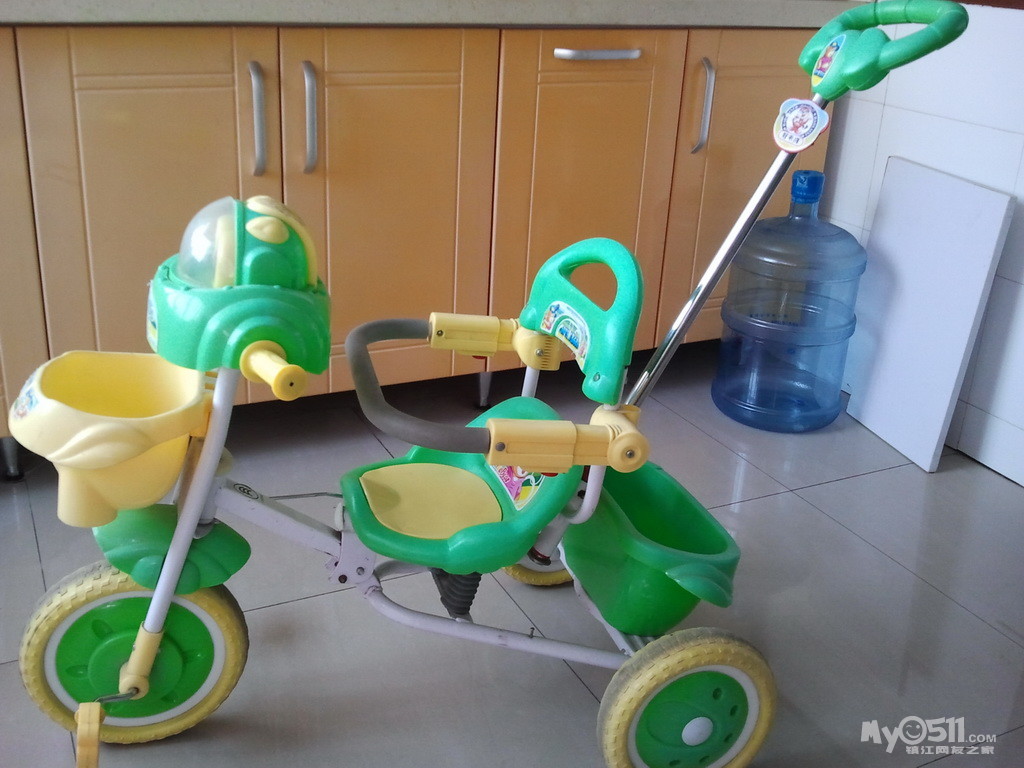 出一辆8成新好来喜三轮童车