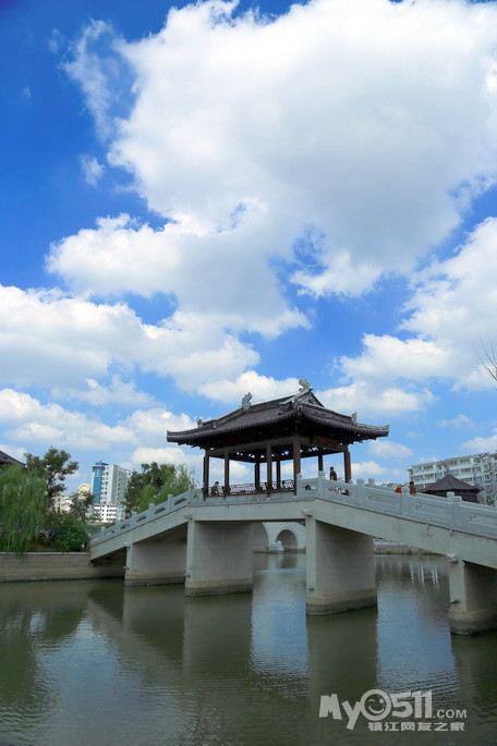 藍天白雲下的古運河風光帶