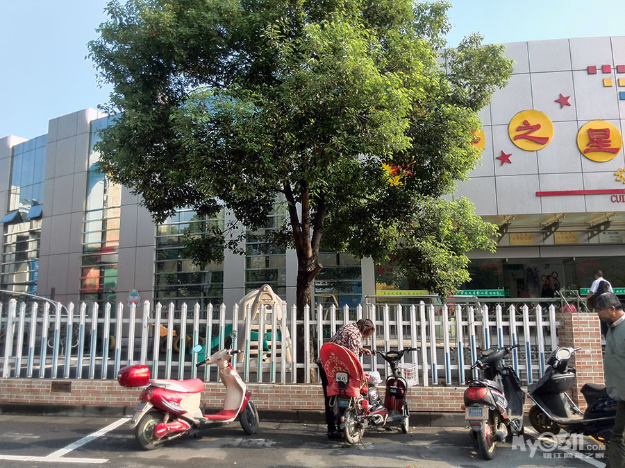 小区幼儿园正门口硕大的马蜂窝,有部门能管管吗?揪心啊