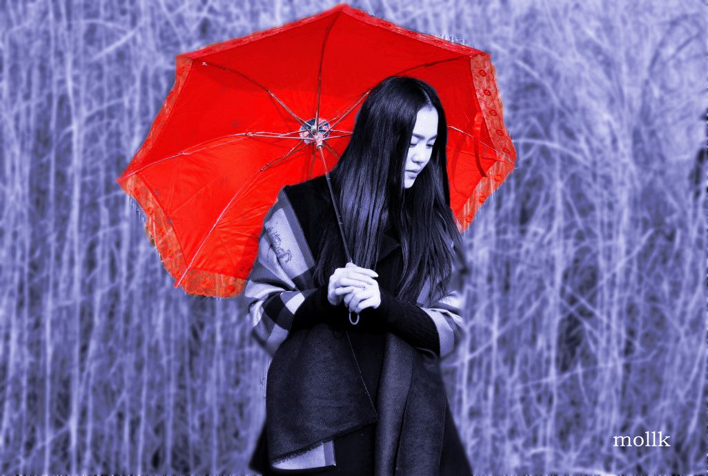 红伞下的女孩