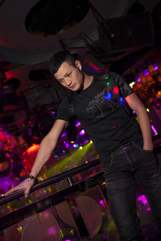 酒吧拍拍男人----