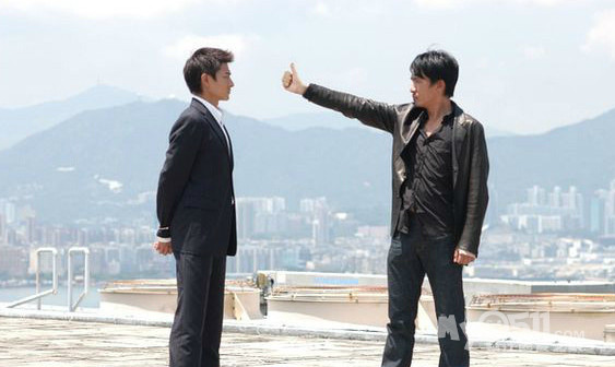 好欢乐,如果电影中举枪的动作全部换成了大拇指.