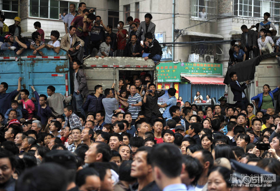 看热闹是国人最大爱好,市民围观嫌犯警方被迫取消现场指认