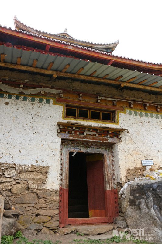 简陋的小门内即通往贡嘎正殿,亦为祖师殿,殿内供奉着噶举三祖师玛尔巴